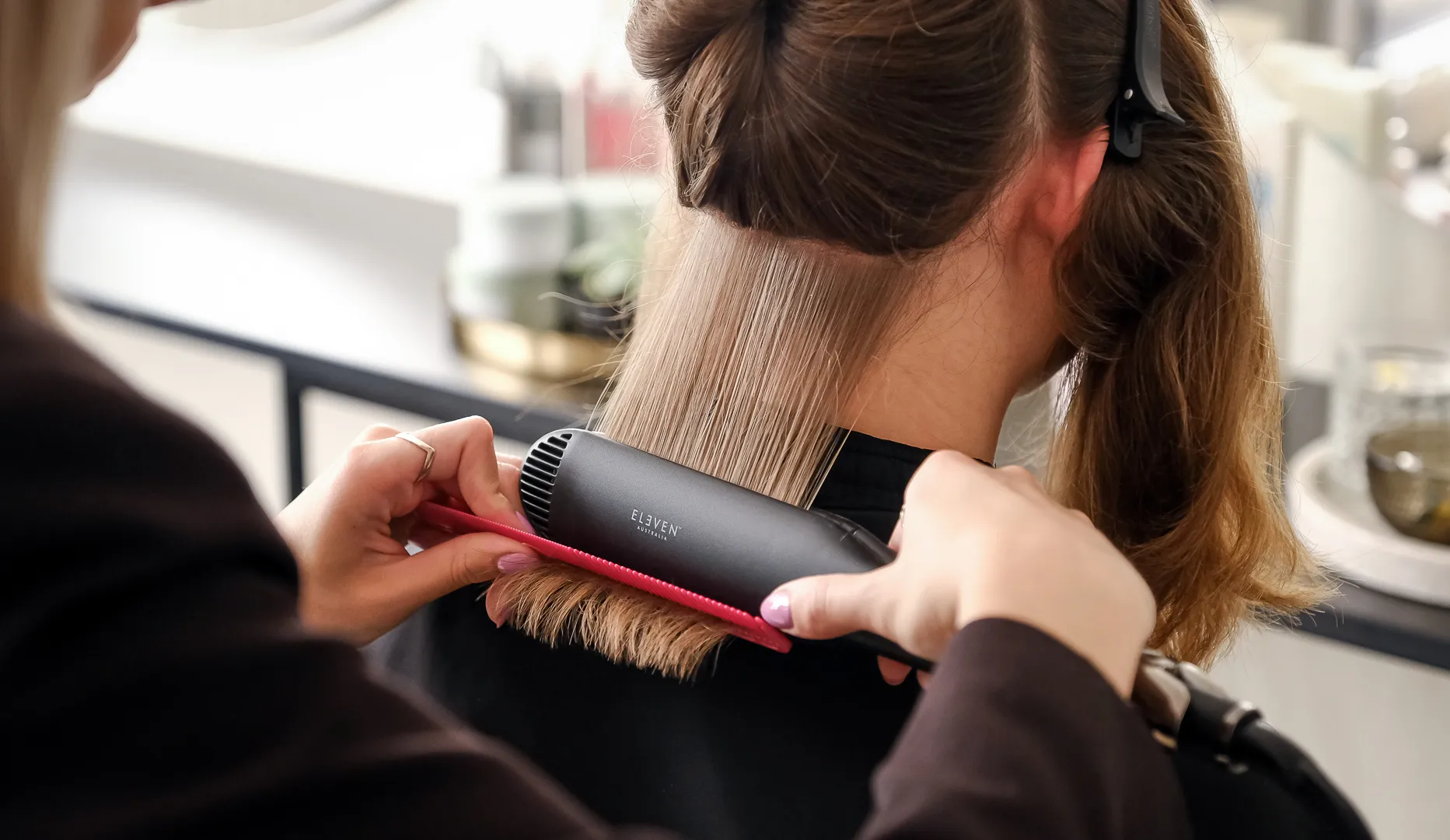 ELEVEN Australia glattejern i brug hos Buch Hair Studio